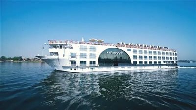 شحوط باخرة تقل 50 سائحا بنهر النيل في المنيا والدفع بقاطرة لسحبها 