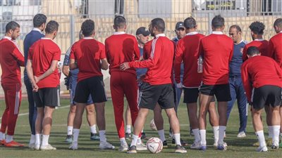 كولر يحاضر لاعبي الأهلي قبل التحرك لمواجهة أسوان 