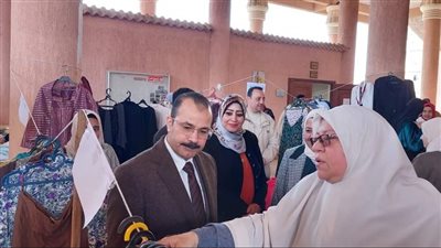 نائب رئيس جامعة بنها يفتتح معرض الملابس لطلاب كلية التربية 