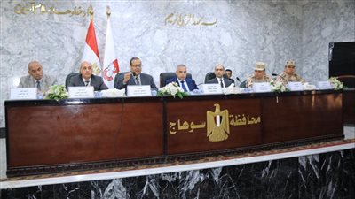 محافظ سوهاج يناقش مشاريع حياة كريمة مع المجلس التنفيذي