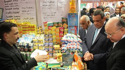 وزير التنمية المحلية ومحافظ القاهرة يفتتحان منفذ أهلا رمضان بمدينة نصر (فيديو وصور)