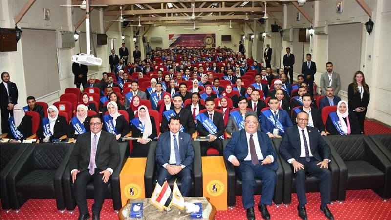 وزير الرياضة يلتقي