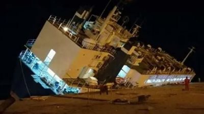 غرق سفينة محملة باللحوم فى ميناء سواكن بالسودان