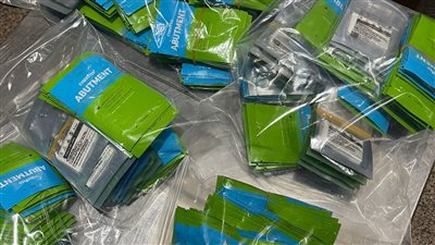 جمارك مطار القاهرة تحبط تهريب 744 عبوة مستلزمات طب أسنان