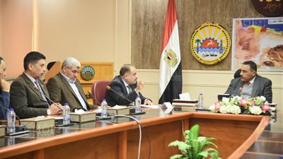 محافظ مطروح يناقش آلية توزيع كراتين رمضان على الأسر الأولى بالرعاية (صور)