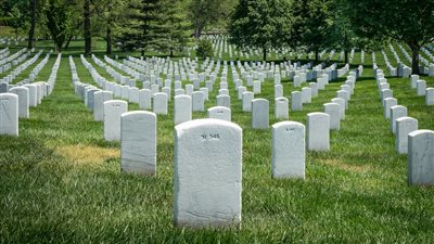 إجراءات صارمة ضد عمال في جنوب أفريقيا لنومهم على أضرحة المقابر