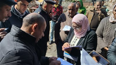 نائبة محافظ القاهرة تتابع إزالة عزبة أبو قرن وصرف التعويضات للأهالي (صور)