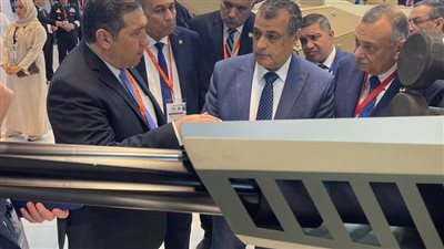 وزير الإنتاج الحربي يتفقد أجنحة الشركات في معرض الدفاع الدولي بأبو ظبي 
