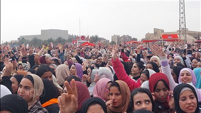 احتشاد طلاب جامعة حلوان قبل انطلاق حفل مصطفى حجاج (صور) 