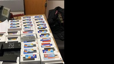 ضبط راكب حاول تهريب 43 هاتفًا في مطار القاهرة 