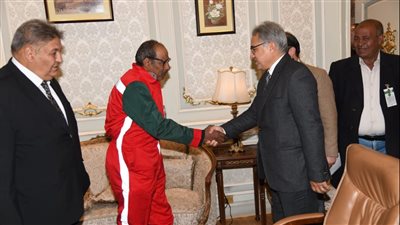 محلية البرلمان تكرم عامل نظافة بهيئة تجميل القاهرة