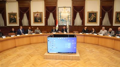 محافظ القاهرة يبحث دفع عجلة العمل بالمشروعات المتعثرة بالعاصمة 