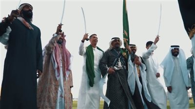 رونالدو يظهر بالجلابية والسيف في احتفالات السعودية بيوم التأسيس (صور) 