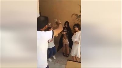 العراق يفتح تحقيقا رسميا بعد رقص معلمين مع طالبات داخل مدرسة (فيديو)