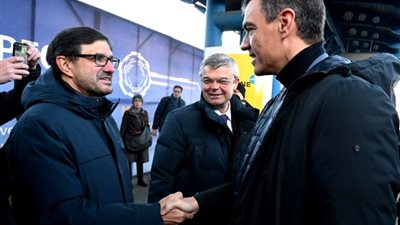 لحظة وصول رئيس الوزراء الإسباني إلى أوكرانيا (فيديو)