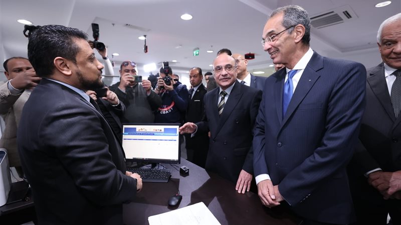وزير الاتصالات خلال