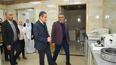 محافظ الغربية يتفقد الأقسام المطورة بالمجمع الطبي للتأمين الصحي