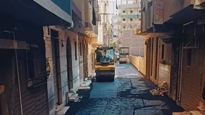 استكمال أعمال رصف الشوارع بحي شرق أسيوط 
