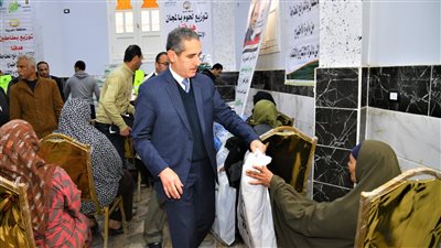محافظ الغربية يسلم مساعدات اجتماعية لـ 100 أسرة 