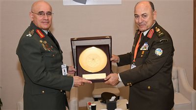 الفريق أسامة عسكر يعود إلى أرض الوطن عقب زيارة رسمية للإمارات