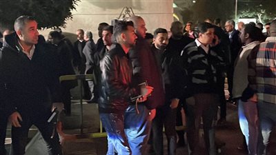 هيثم شاكر يساند منظم الحفلات ياسر الحريري في عزاء والدته (فيديو وصور) 