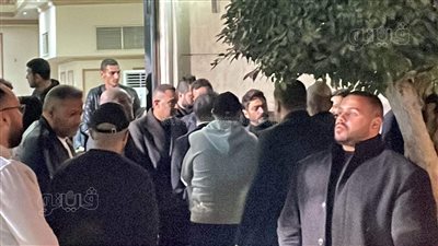 تامر حسني يعزي ياسر الحريري في وفاة والدته بمسجد الصديق (صور)