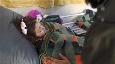 نقل طفلة سورية مهددة ببتر الساقين للعلاج في تركيا 