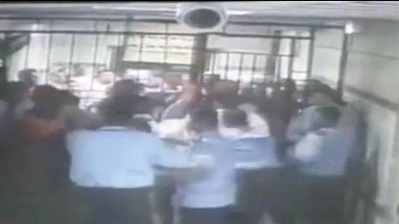 إصابة طبيب داخل مستشفى