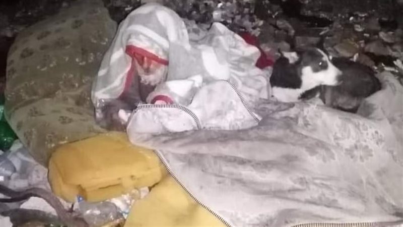 مشرد مسن ينام بين