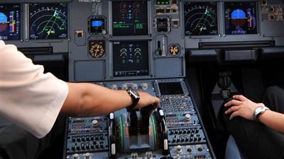 وفاة طيار بنوبة قلبية على متن طائرة بإنجلترا