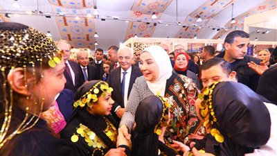 وزير التضامن تلتقط الصور التذكارية مع ذوي الاحتياجات الخاصة في معرض ديارنا (صور)