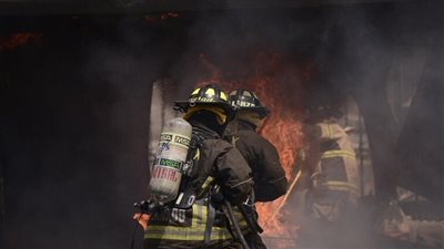 حريق ضخم في أكبر منشأة لتخزين النفط في المكسيك (فيديو)