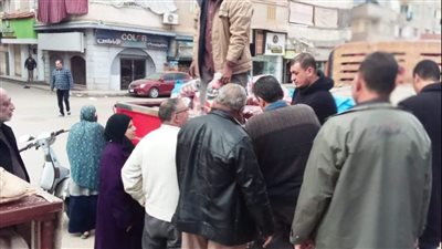 إقبال كبير من المواطنين على معارض أهلا رمضان بدمياط 