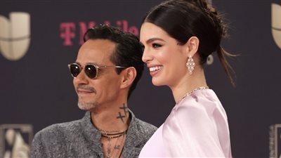 مارك أنتوني يقبل زوجته الحامل بعد فوزه بألبوم العام (فيديو)