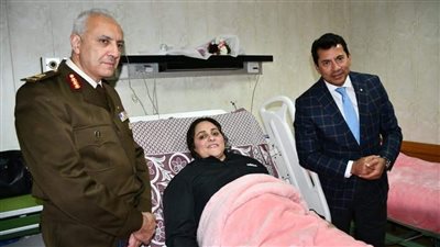 وزير الرياضة يزور نهلة رمضان بطلة رفع الأثقال في المستشفى