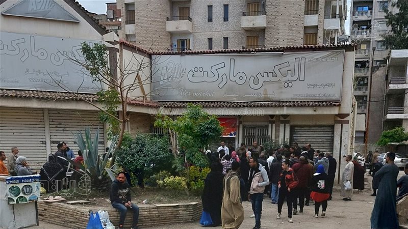 زحام شديد علي مجمعات