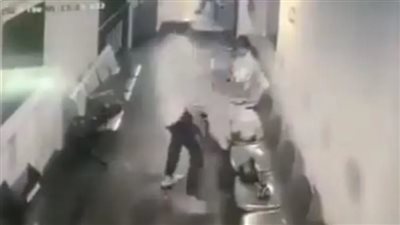 ظنوا أنه عرض رومانسي، رجل يحمل زوجته برفق ويرميها بعرض البحر ( فيديو)