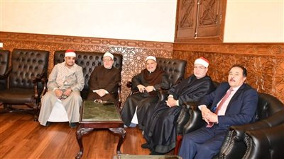 بدء توافد كبار القراء على مسجد الإمام الحسين