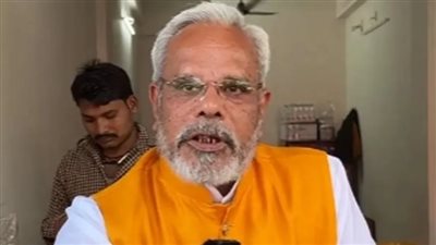 شبيه رئيس الوزراء الهندي يبيع مأكولات شعبية (فيديو)