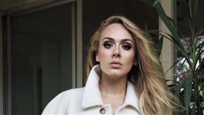 أديل، تفاجئ معجبة بالغناء معها خلال حفلها في لاس فيجاس (فيديو)