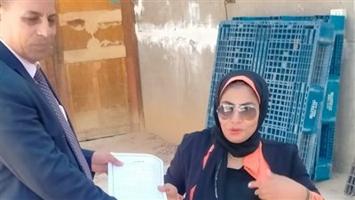 القوى العاملة: تسليم عقود عمل لذوي الهمم بالوادي الجديد