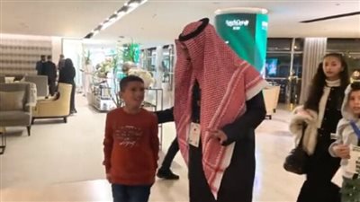 تركي الشيخ يفي بوعده لطفل سوري يرغب في رؤية كريستيانو رونالدو (فيديو) 