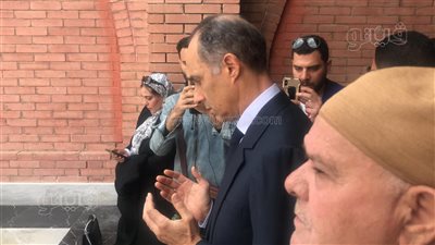 جمال مبارك يحيي ذكرى رحيل والده من أمام ضريحه (فيديو وصور)