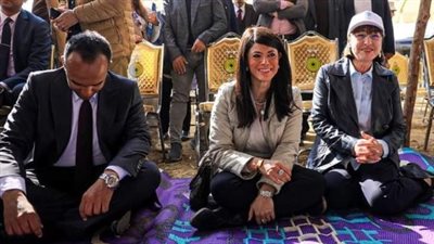 وزير التعاون الدولي تفترش الأرض خلال لقائها مع المزارعين في المنيا