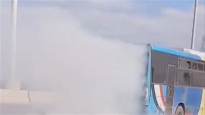 أتوبيس نقل عام ملوث للبيئة يسير في شوارع الإسكندرية، والهيئة ترد (فيديو) 