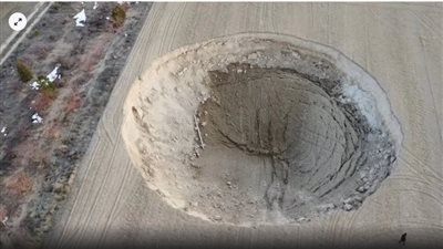 شيء مخيف بعد الزلزال، حفرة عملاقة ظهرت فجأة في مدينة تركية (فيديو وصور) 