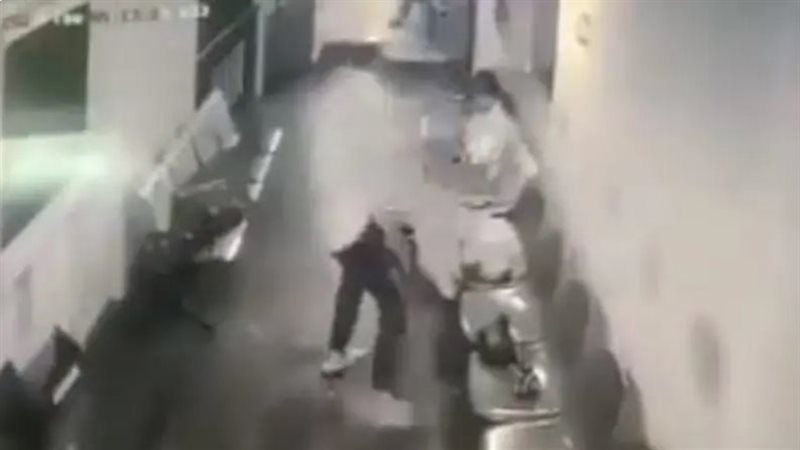 رجل يحمل زوجته برفق