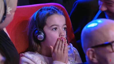 مهرجان برلين، رد فعل الطفلة صوفيا أورتيرو بعد فوزها بجائزة أفضل ممثلة (صور)