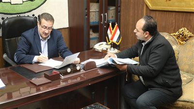 محافظ المنوفية يسلم مساعدة مالية لأسرة تعرضت حظيرتها لنفوق المواشي