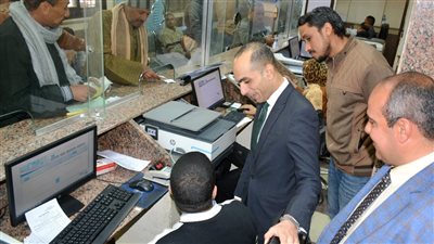 نائب محافظ سوهاج يتفقد سير العمل بالمركز التكنولوجي لخدمة المواطنين